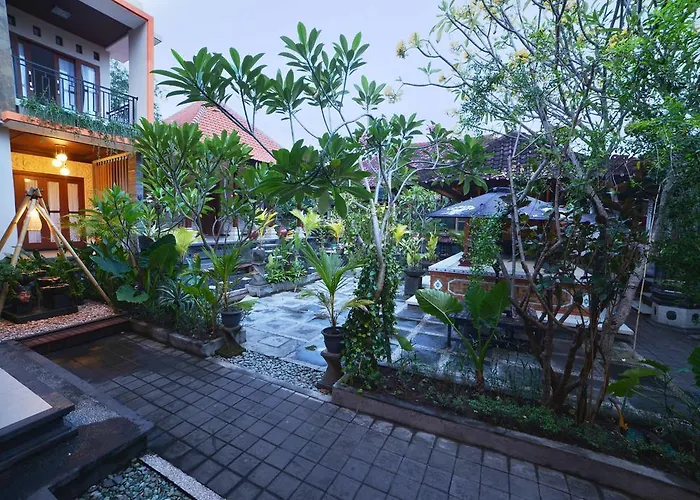 Santhi House Kuta Pensión *