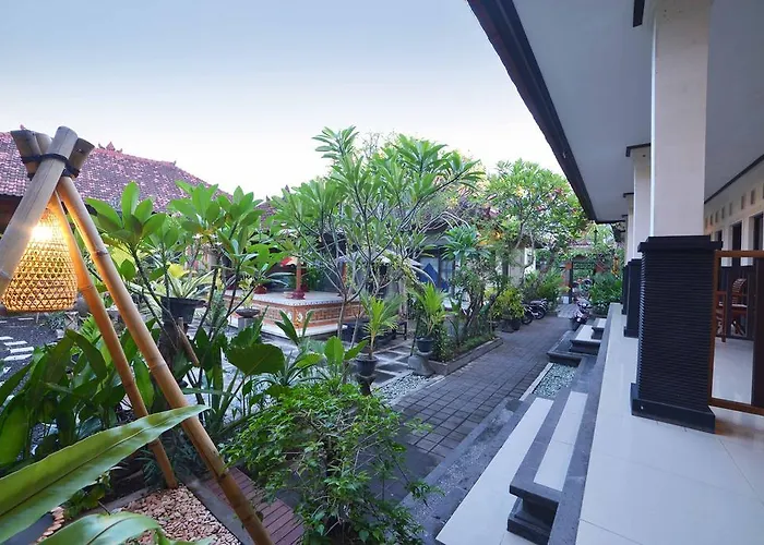 Santhi House Kuta Pensión *